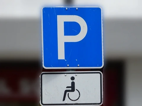 Verkehrsschild "Parkplatz" mit Zusatzzeichen "Rollstuhlfahrer".