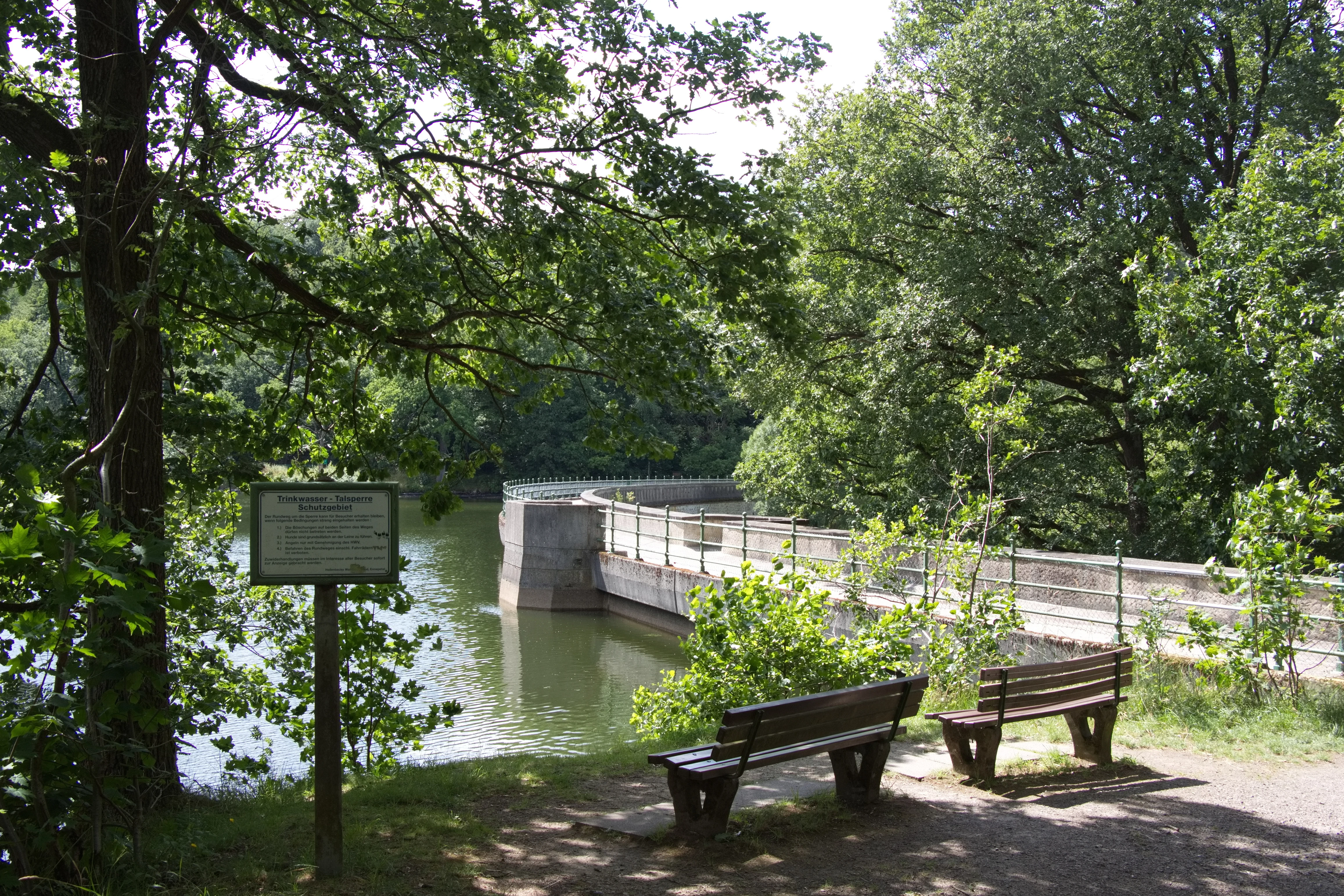 An der Staumauer, direkt am Wasser laden zwei Bänke zum Verweilen ein