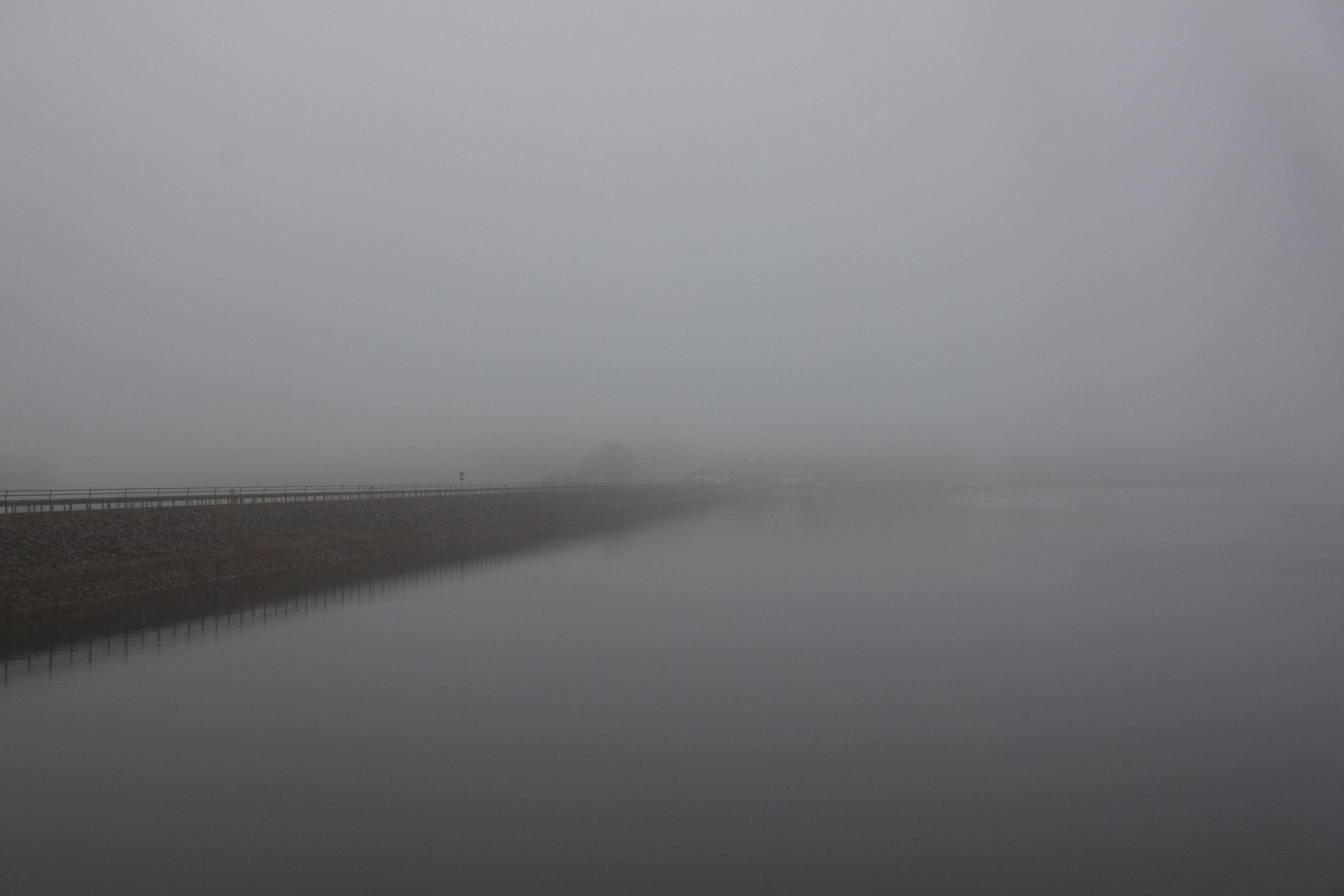 Im dichten Nebel ist der Damm der Bevertalsperre kaum zu erkennen