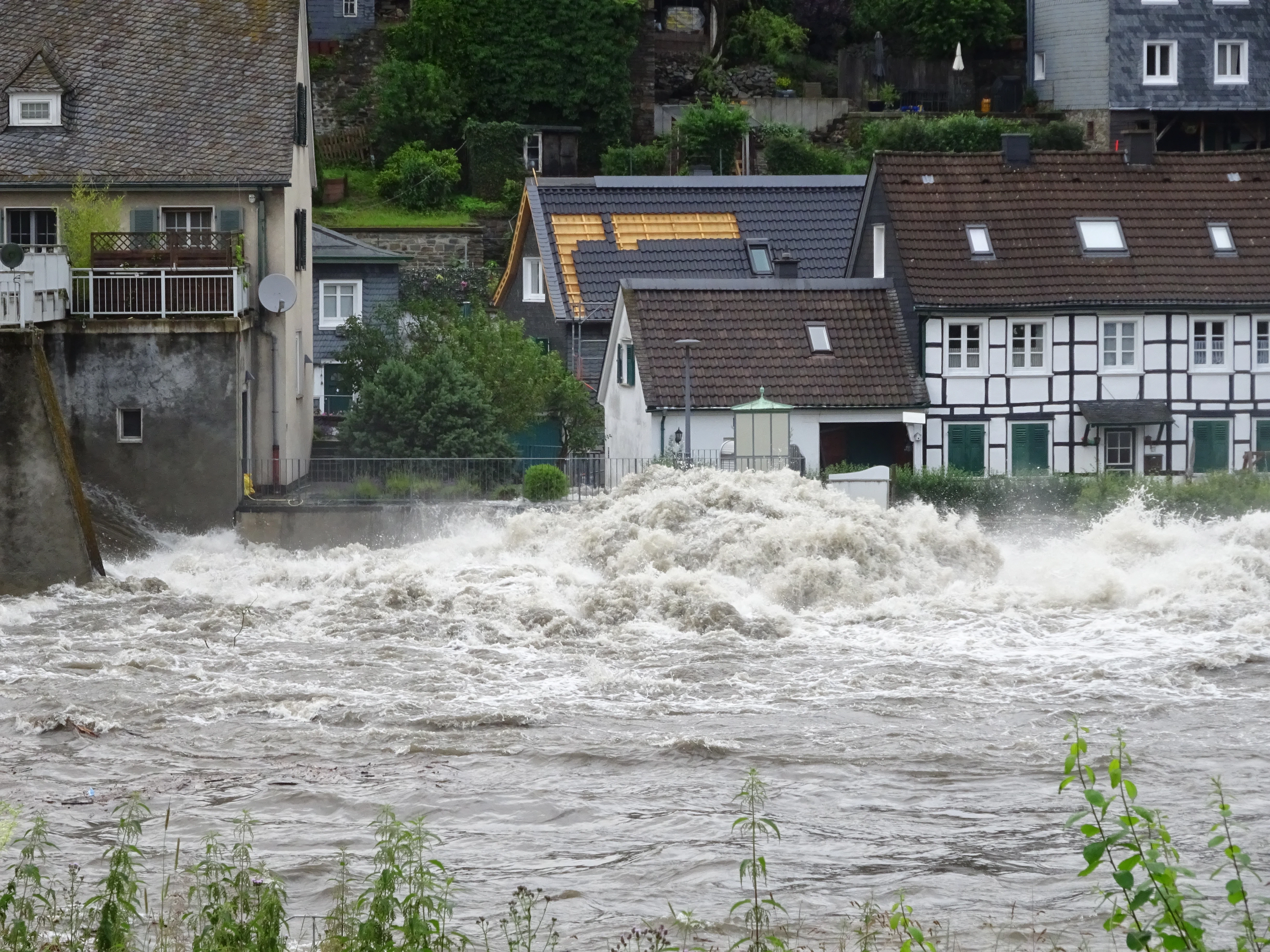Brodelnd läuft der Beyenburger Stausee beim Hochwasser 2021 über