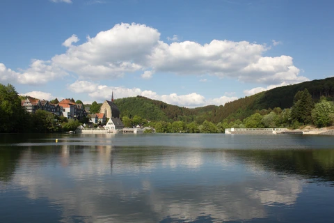 Beyenburg spiegel sich im Wasser der Stausees