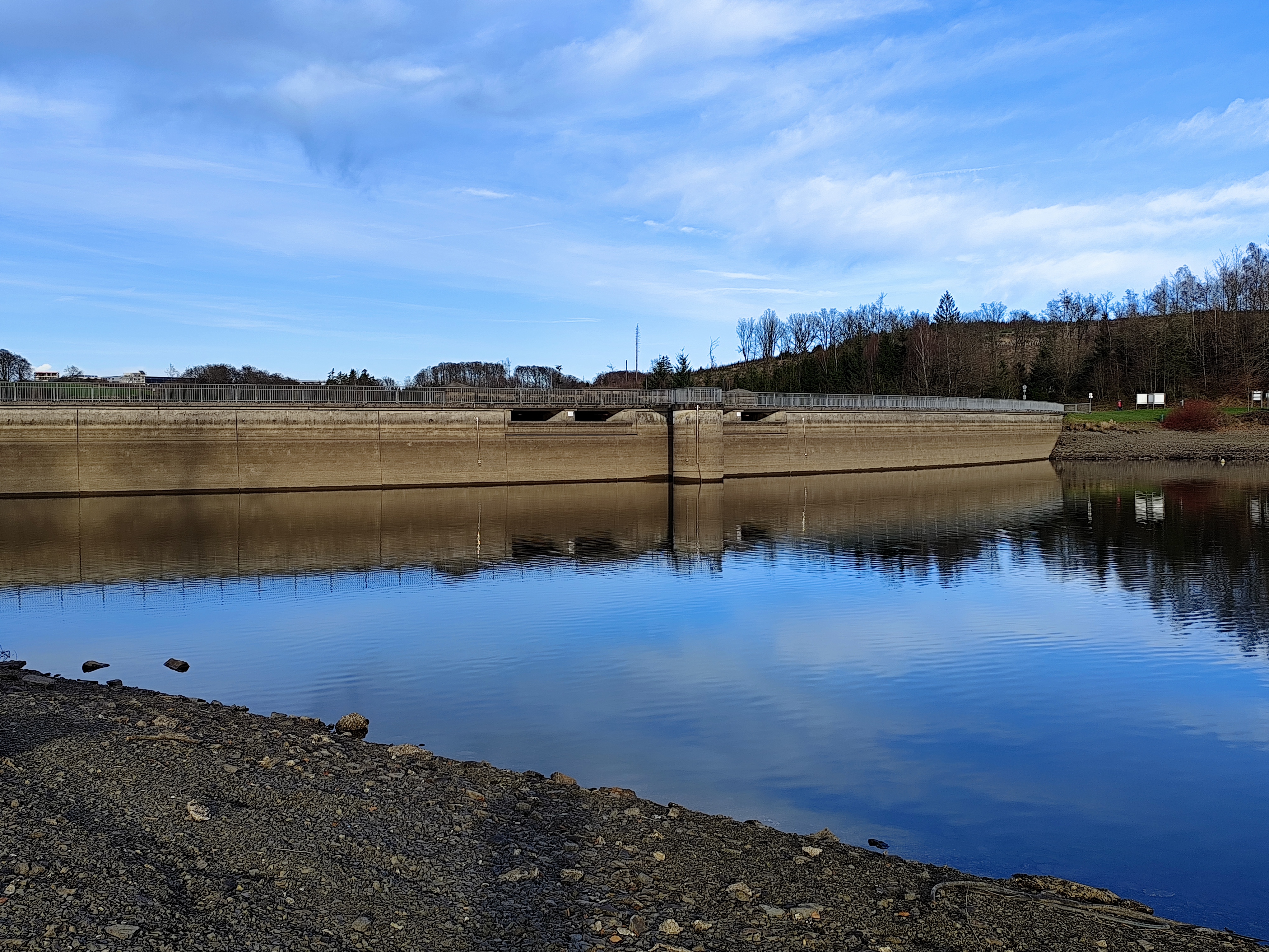Wasserseite der Staumauer bei Niedrigwasser