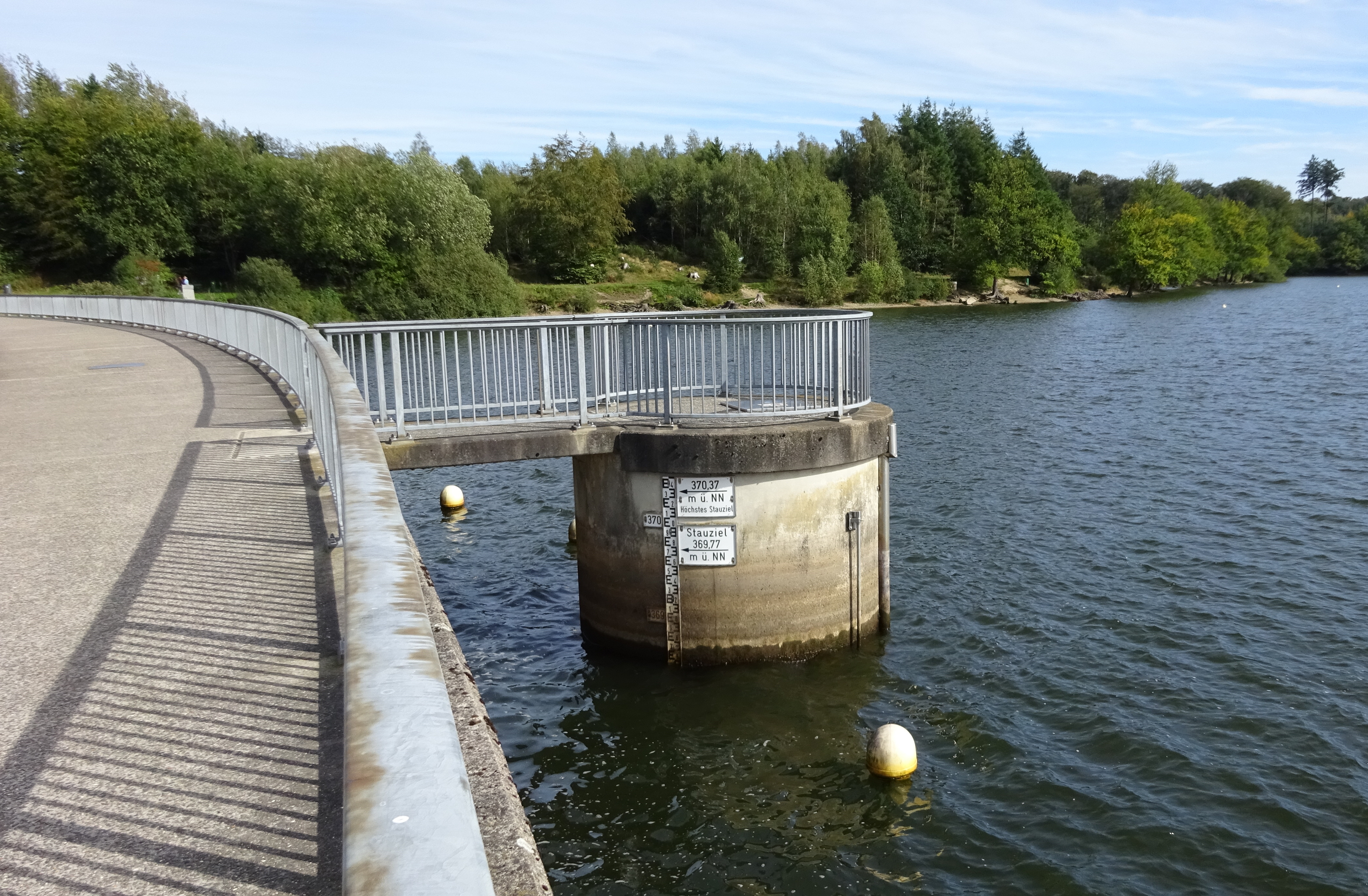 Pegeltafel der Brucher Talsperre am Wasserentnahmeturm