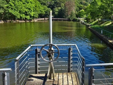 Der "Steuerstand" vom Uelfebad | (c) 2022 Andre Schäfer (ASRvw) Das Handrad für den Grundablass wirkt die das Steuerrad eines Schiffes