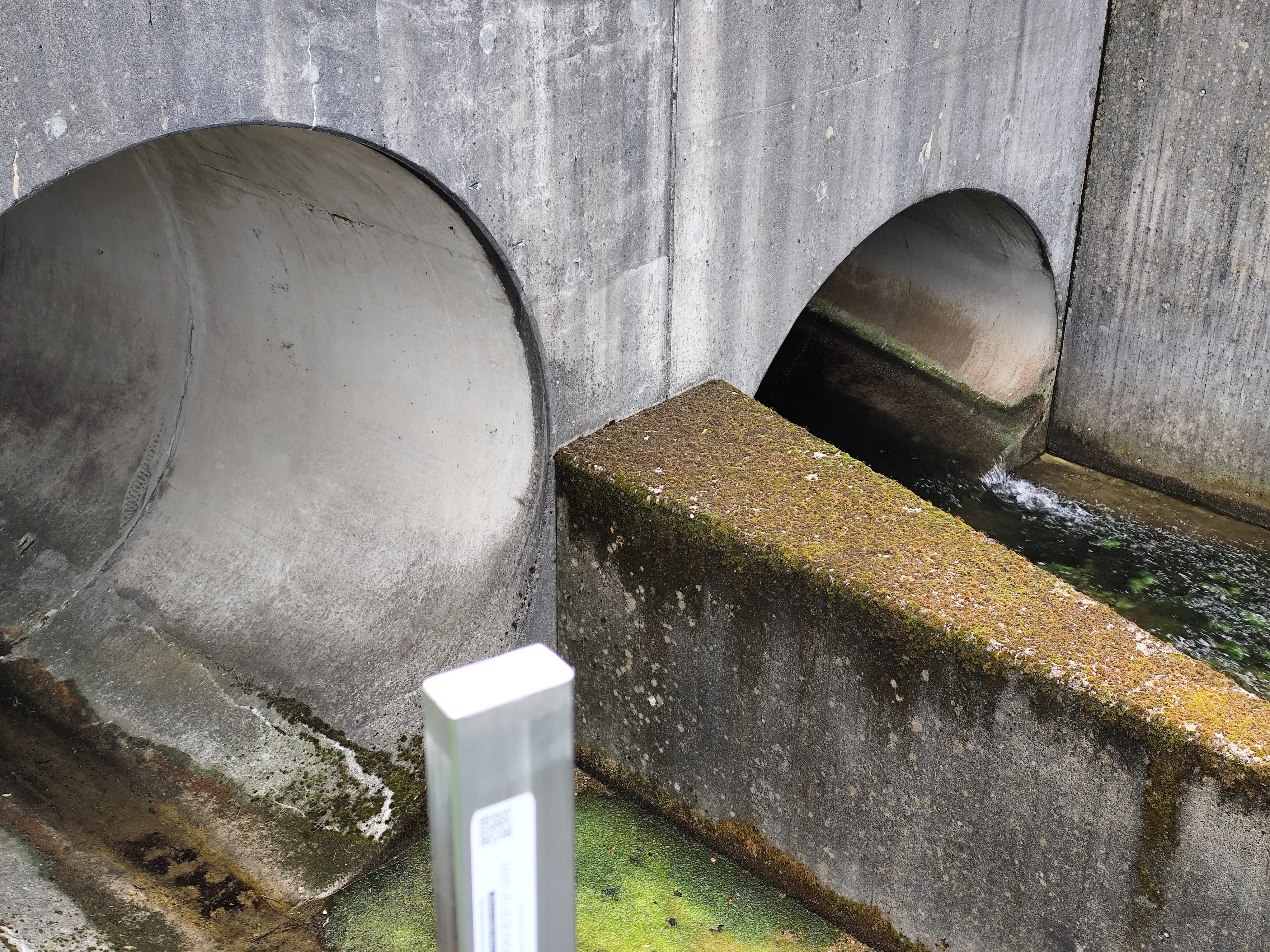 Links der Auslauf des Überlaufes, rechts der Grundablass Links der Auslauf des Überlaufes, rechts der Grundablass