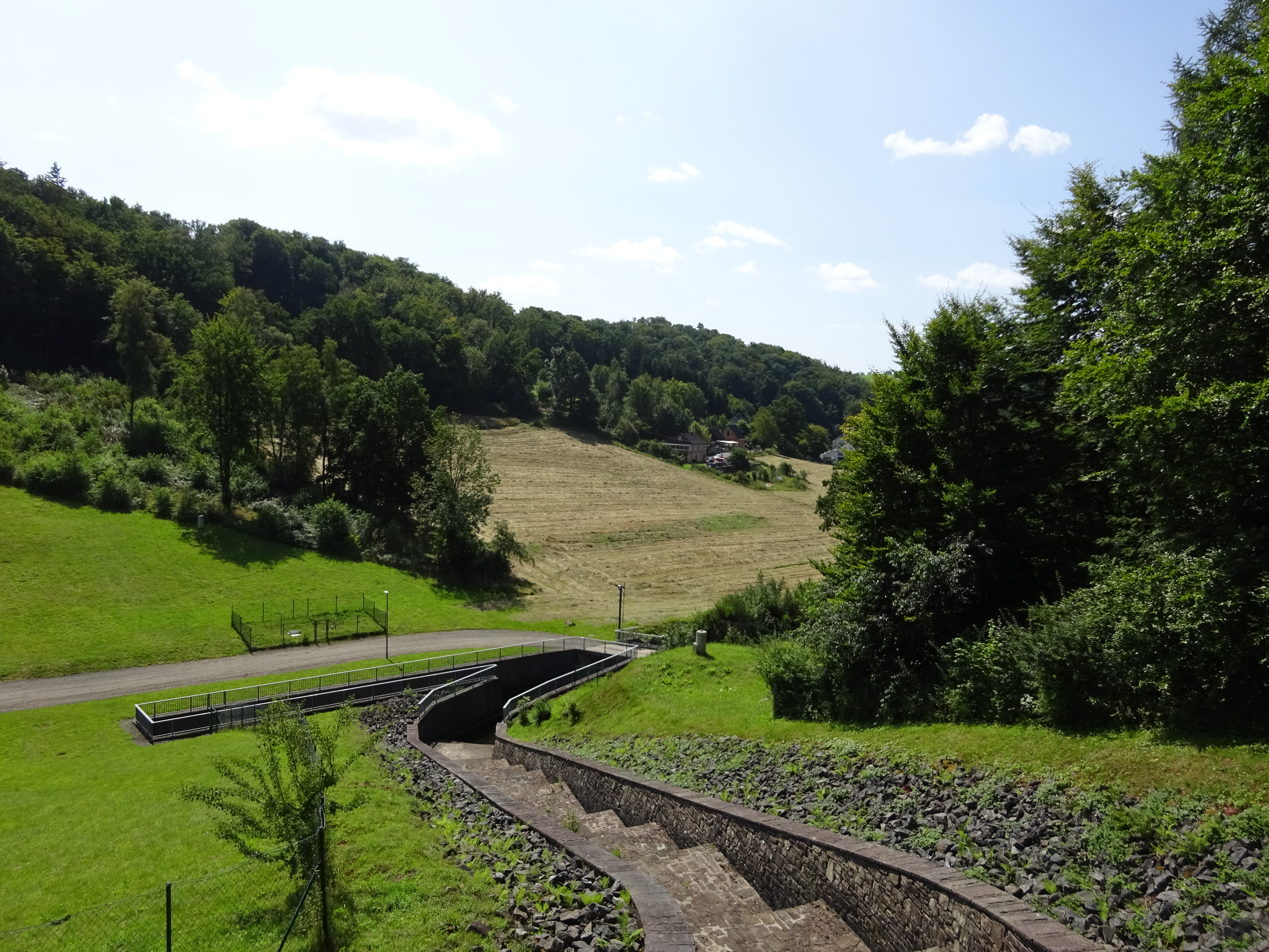 Hangschussrinne Lingese Talsperre Wie eine bruchsteinerne Treppe führt zwischen zwei Mauern die Hangschussrinne den Hang hinab