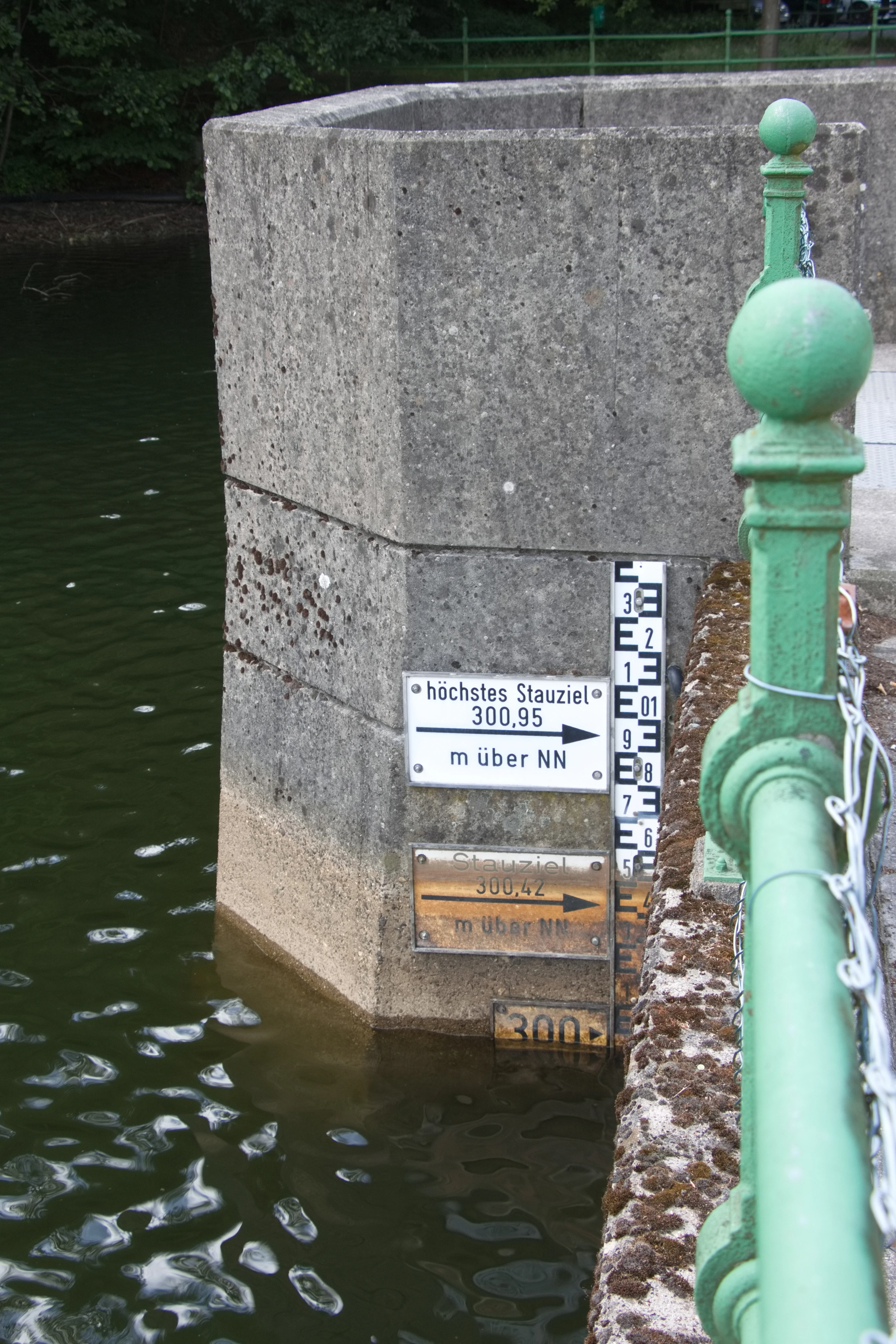 Pegeltafel der Heilenbecke Talsperre an der Staumauer
