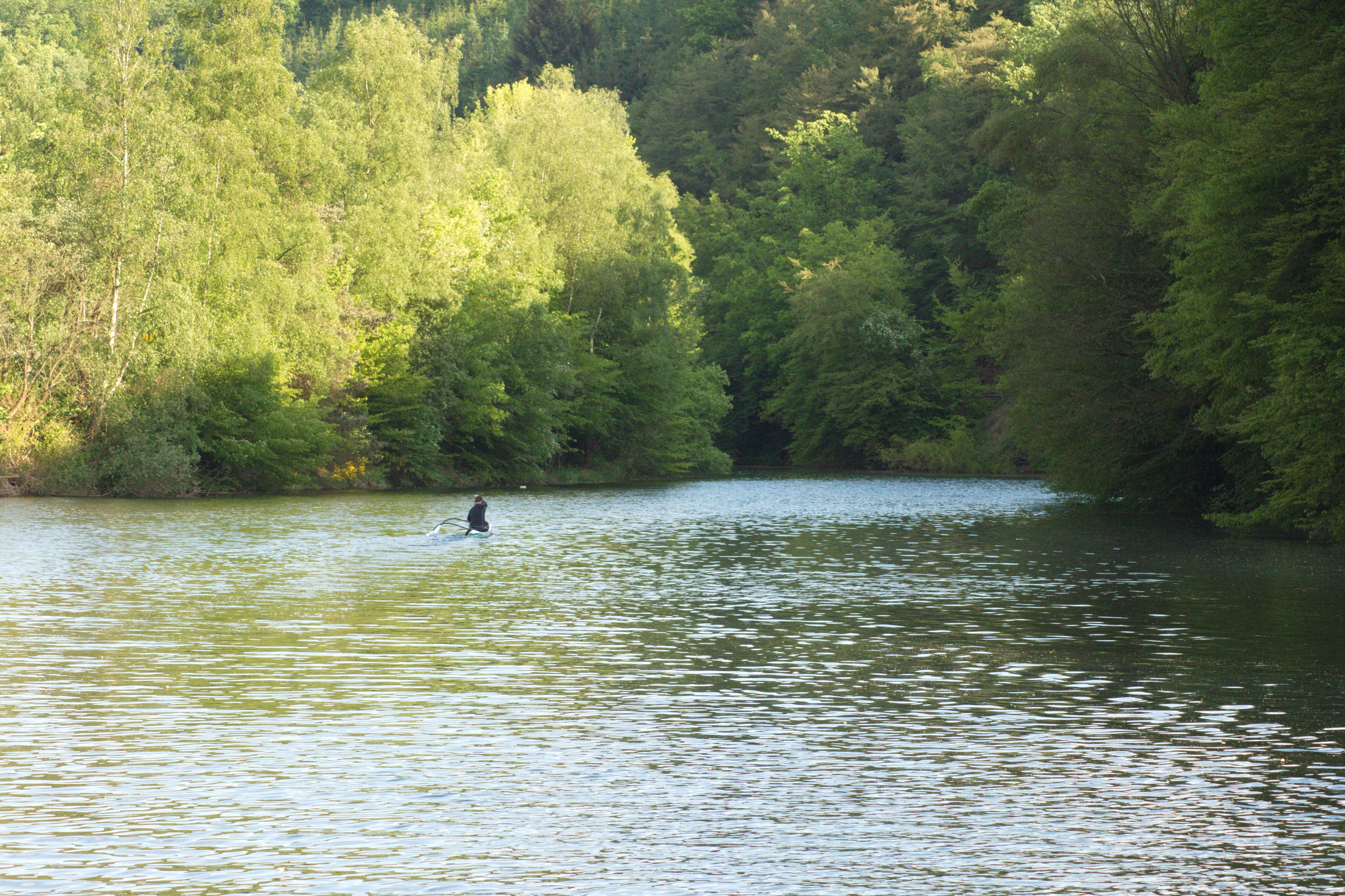 Ein Kanute paddelt über den Beyenburger Stausee