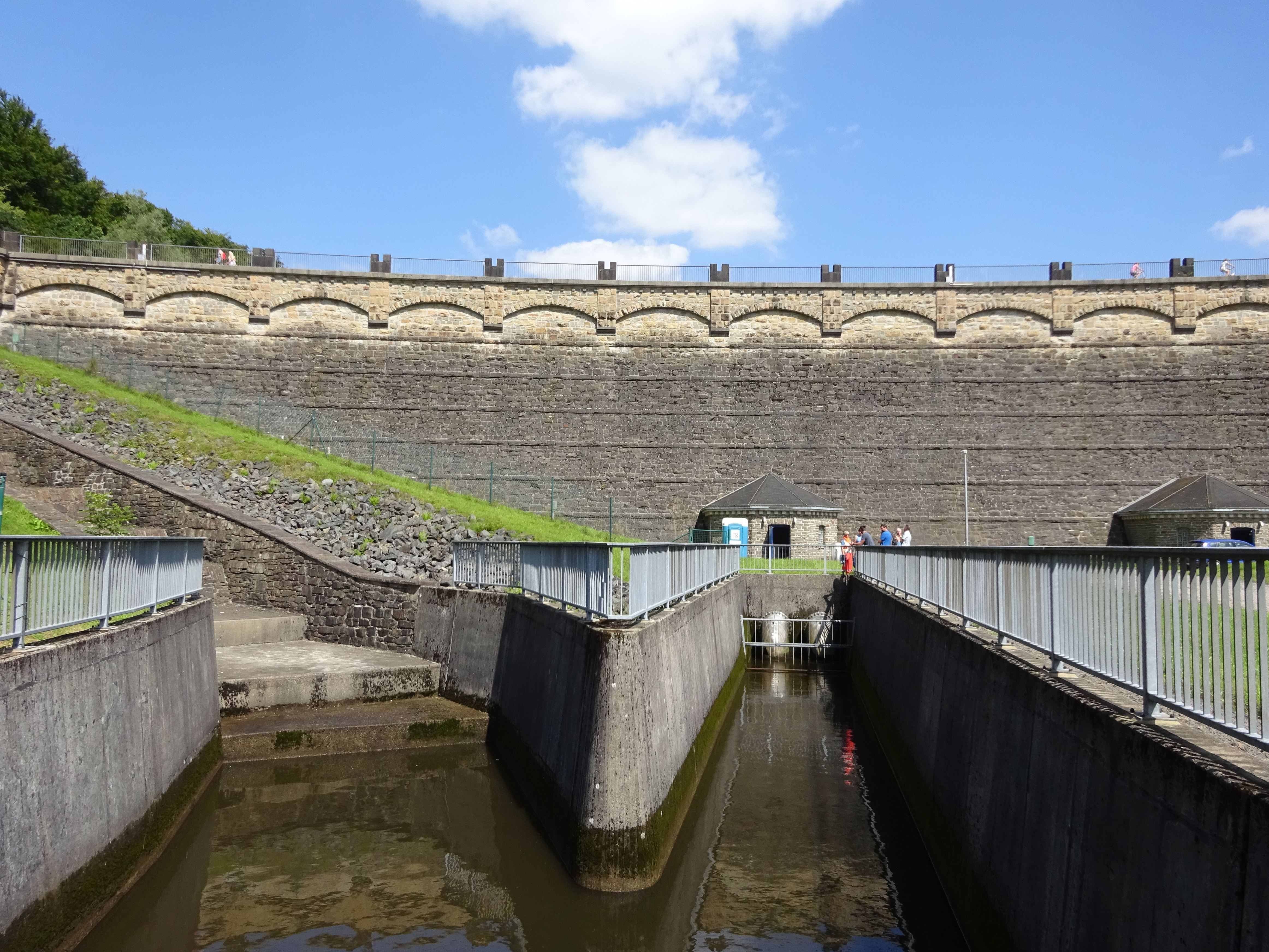 Durch diesen Kanal läuft das Wasser im Betrieb ab. Von links mündet die Hangschussrinne des Überlaufes ein