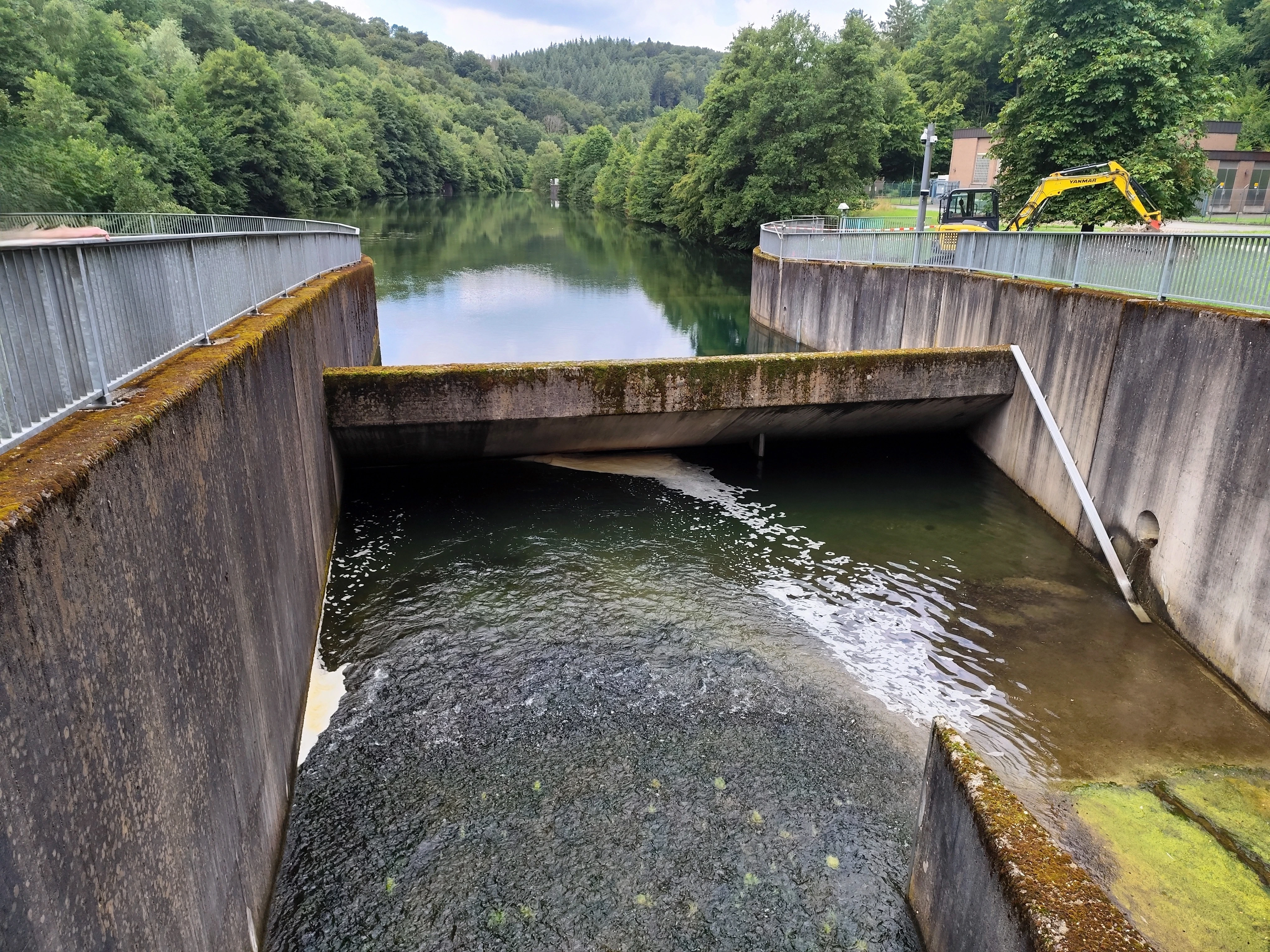 Auslauf der Talsperre in den Ausgleichsweiher mit als Prallwand ausgeführtem Tosbecken Auslauf der Talsperre in den Ausgleichsweiher mit als Prallwand ausgeführtem Tosbecken