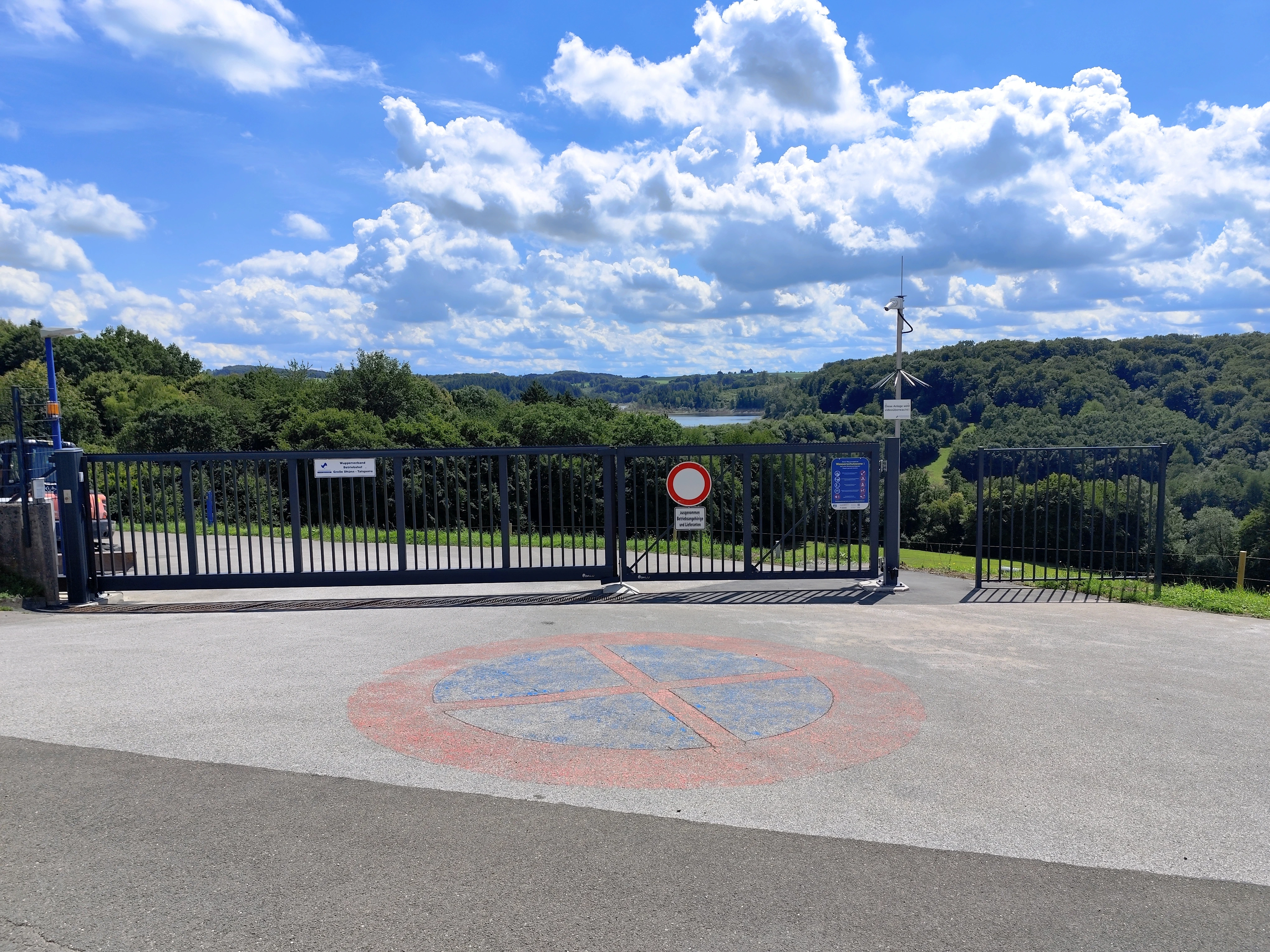 Nur für Fußgänger und Radfahrer passierbares Tor am Zugang zum Damm Nur für Fußgänger und Radfahrer passierbares Tor am Zugang zum Damm