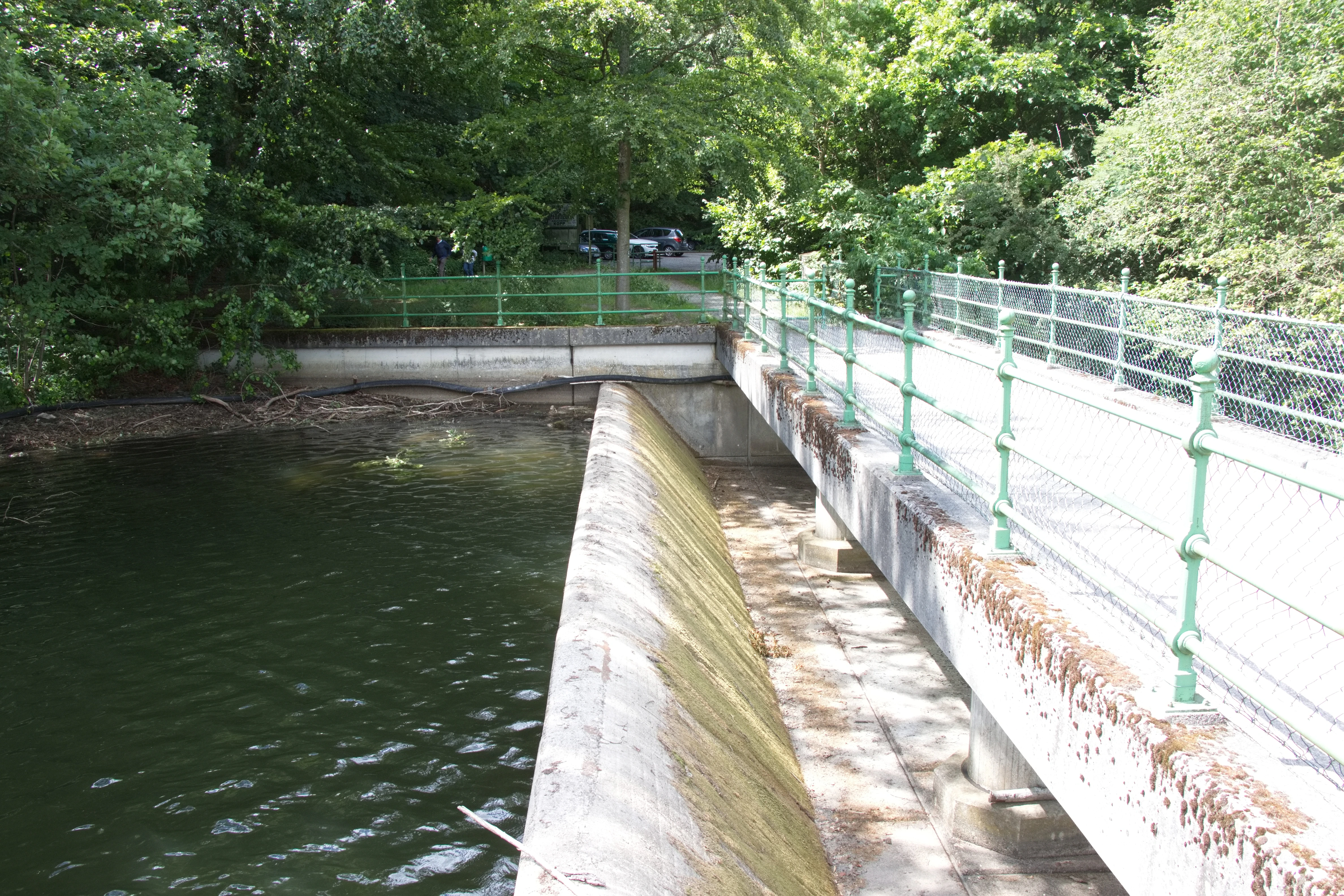 Überlauf der Heilenbecke Talsperre bei nahezu Vollstau