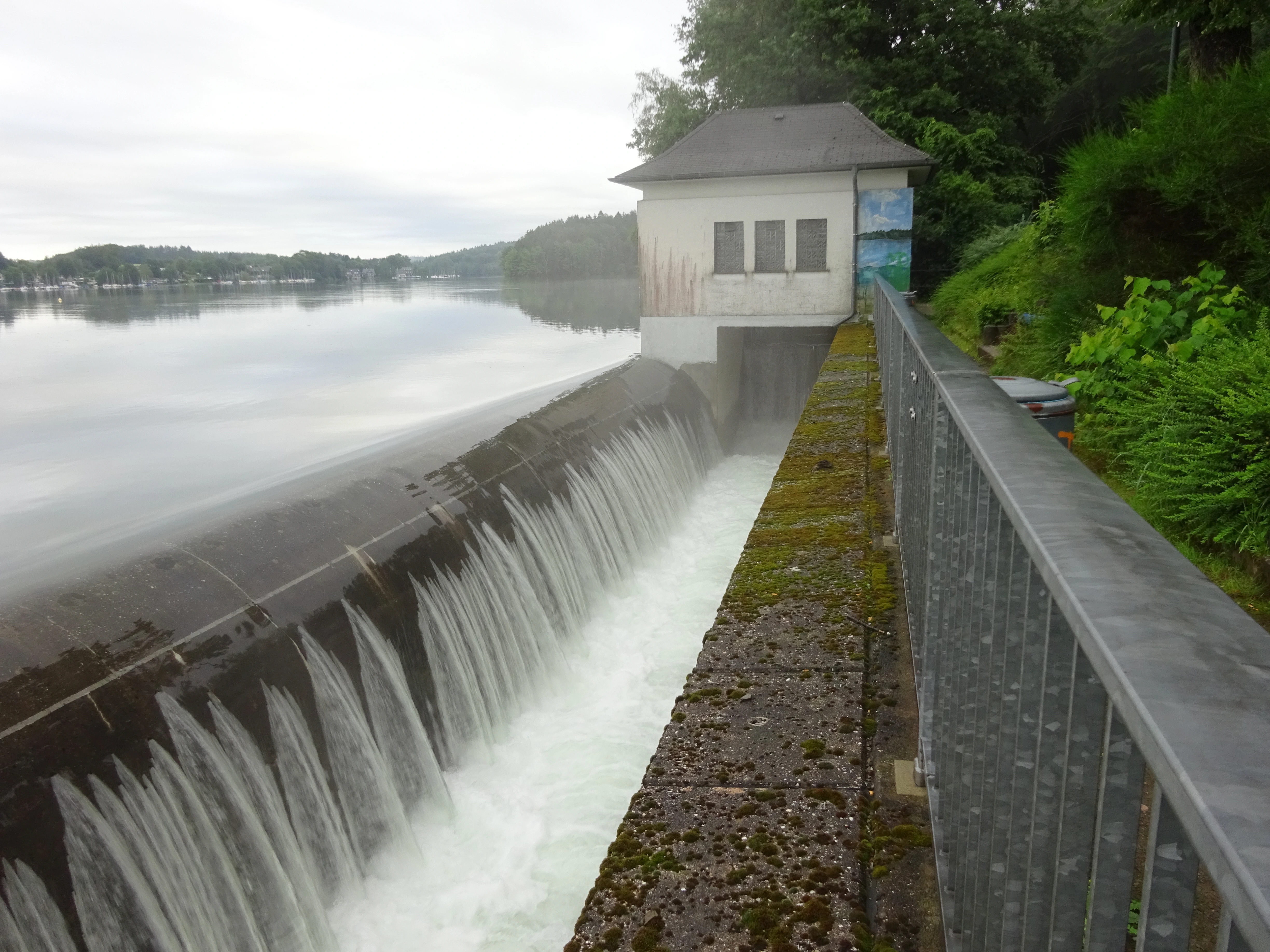 Große Mengen Wasser laufen in den Überlauf der Bevertalsperre