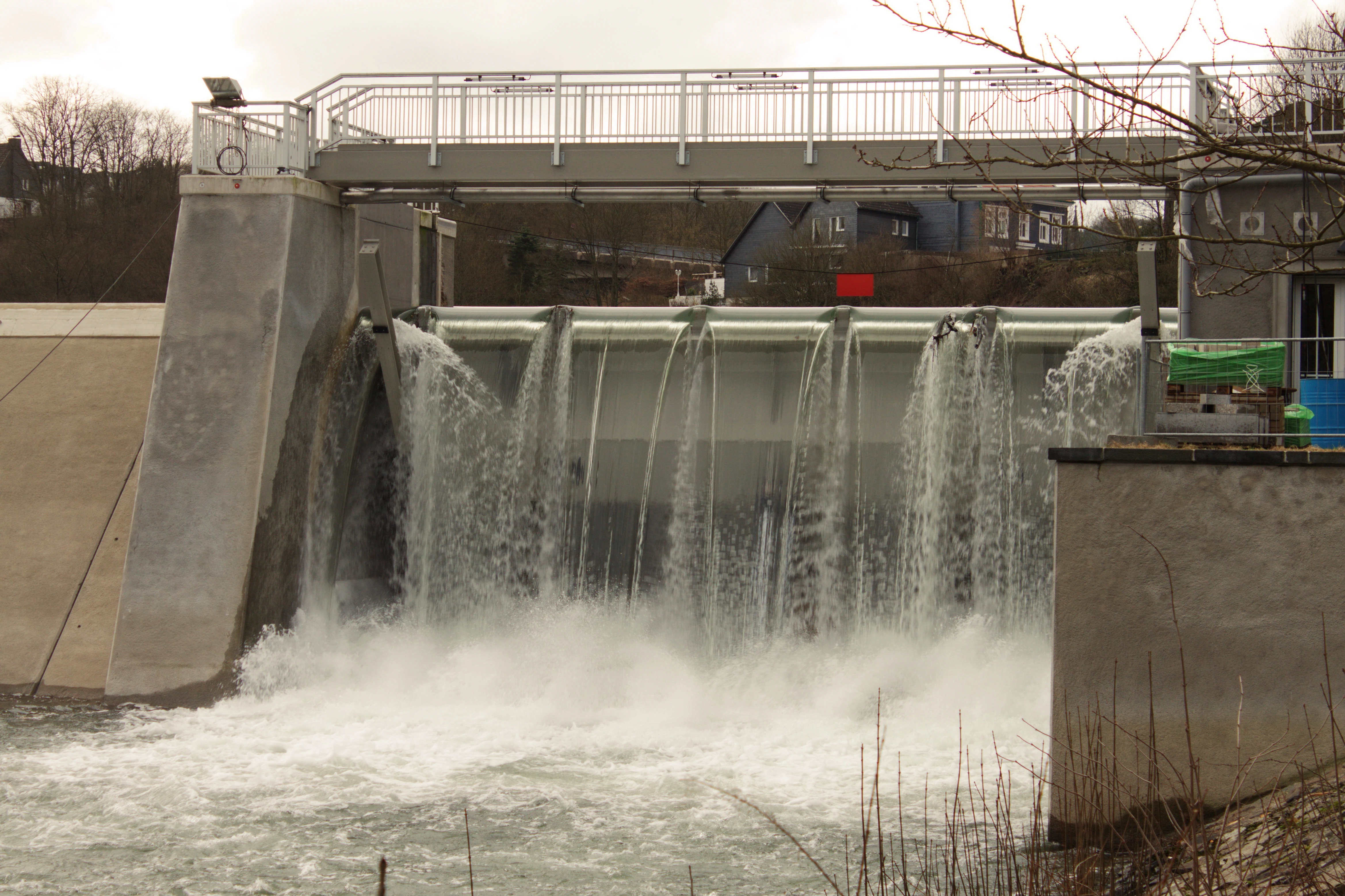 Wasser läuft über das Wehr des Beyenburger Stausees