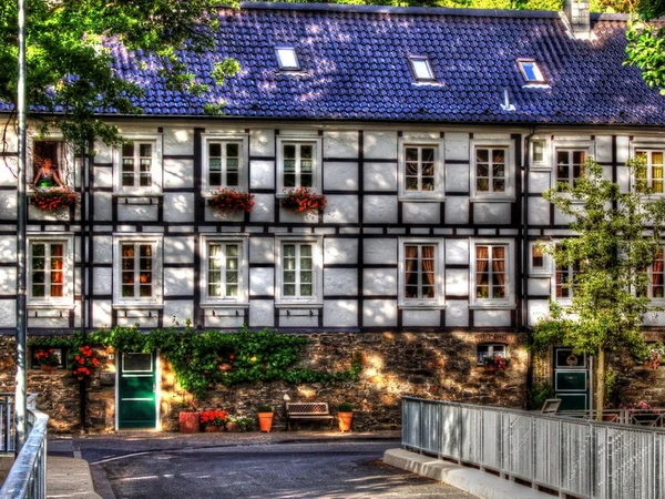 Ehemaliges Arbeiterhaus Wülfing, Fachwerkhaus im Bergischen Dreiklang