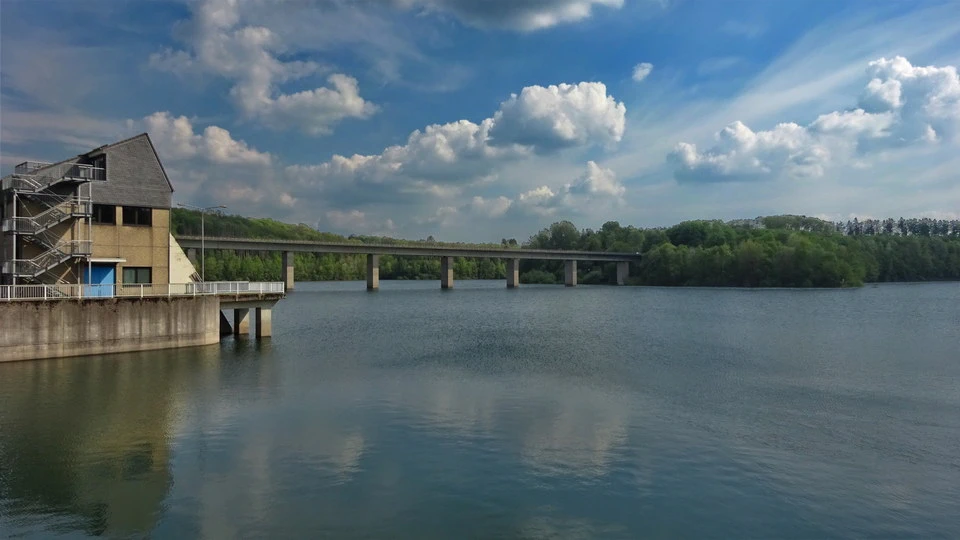 Wuppertalsperre mit Betriebsgebäude