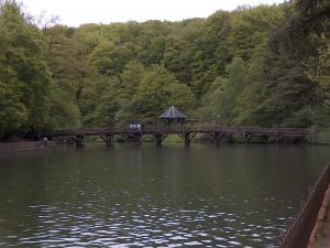 Die ganz alte hölzerne Brücke aus dem 1970er Jahren überquert das Uelfebad