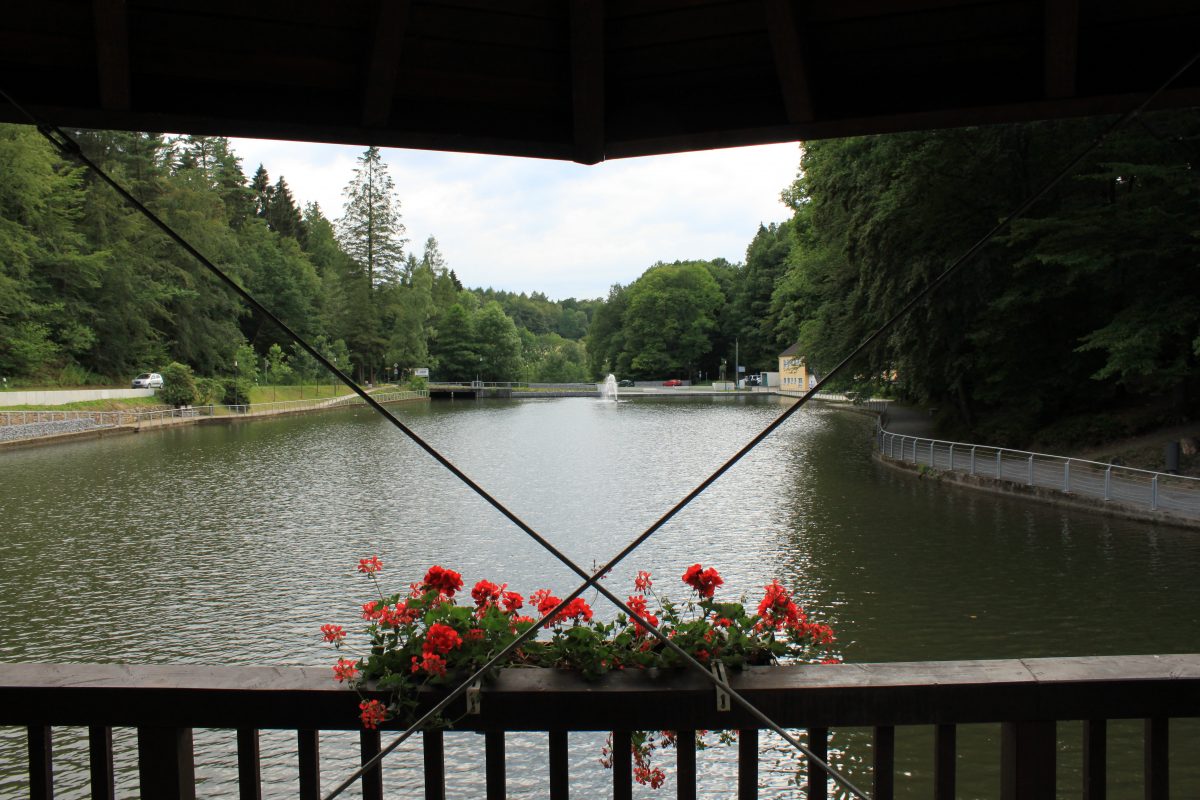 Aus dem Pavillon auf der Uelfebadbrücke fällt der Blick auf das Uelfebad mit seinem Springbrunnen.
