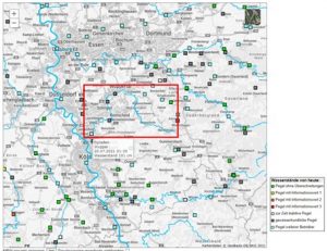 Screenshot: Auf einer schwarz-weißen Karten von NRW sind die einzelnen Flüsse und verschiedene Arten von Pegeln farblich unterschiedlich hervorgehoben. Der Verlauf der Wupper ist mit einem roten Rahmen markiert.