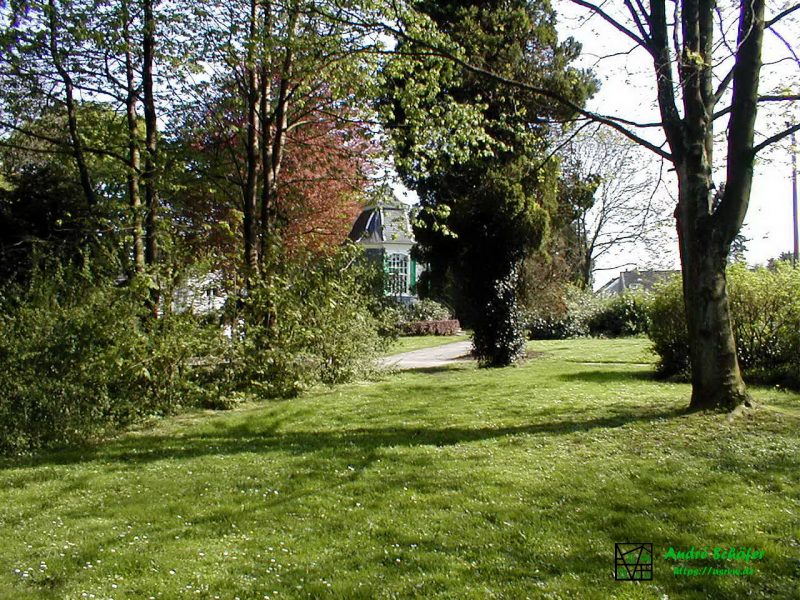 Zwischen Bäumen kaum zu erkennen, das Rokoko Gartenhäuschen im Parc de Chateaubriant