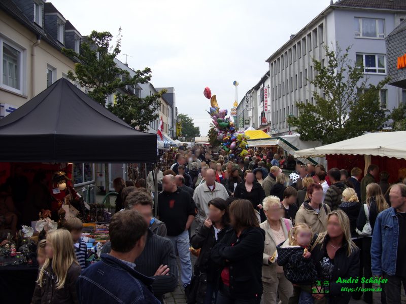 Eine Menschenmenge drängt sich auf der Kaiserstraße zur Pflaumenkirmes Radevormwald 2006