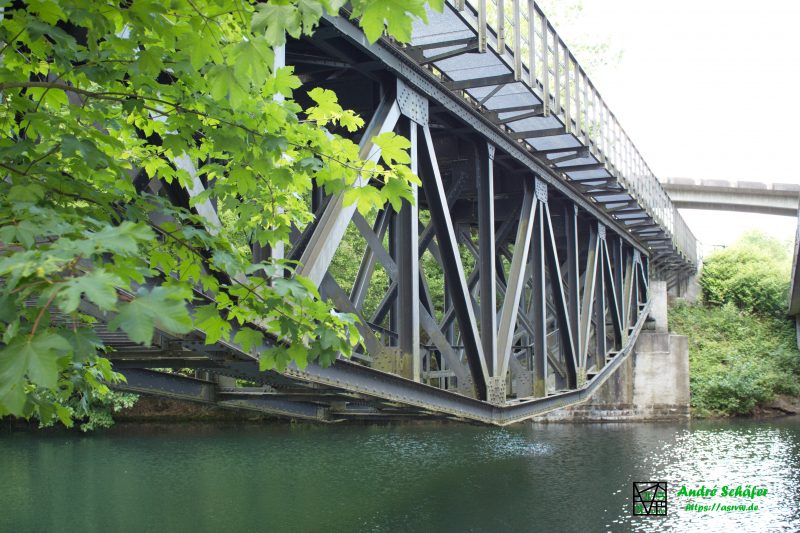 Stählernes Fachwerk der Fischbauchbrücke der Wuppertalbahn über den Stausee