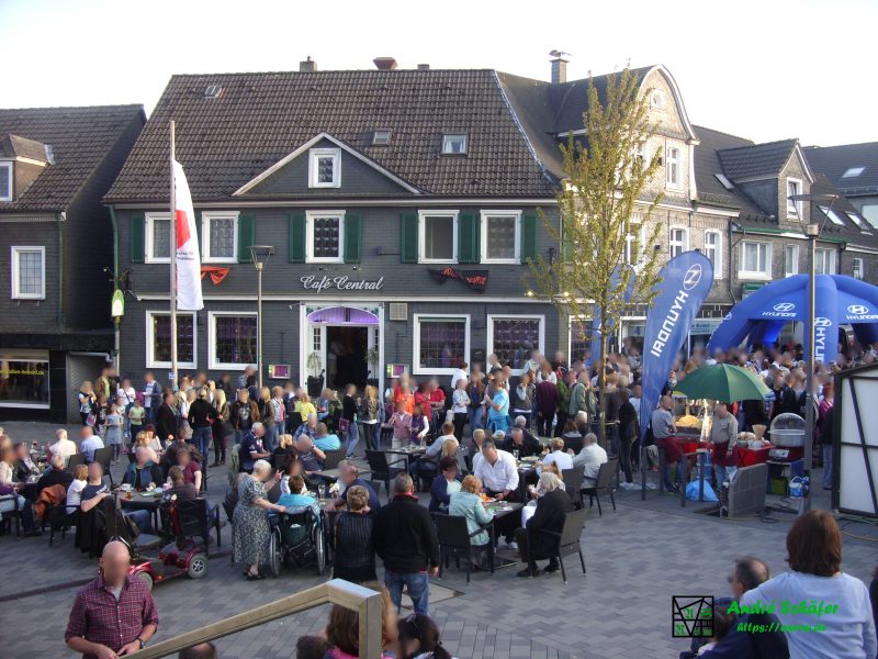 Auch vor dem Cafe Central trinken und feiern die Menschen 700 Jahre Radevormwald