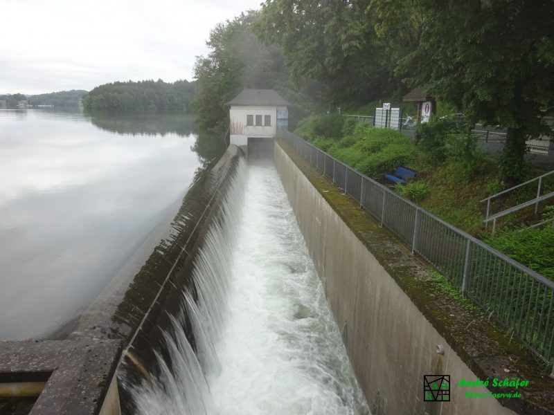 Beim Hochwasser 2021 läuft das Wasser auf voller Länge über die Überlaufkante. Gischt steigt auf
