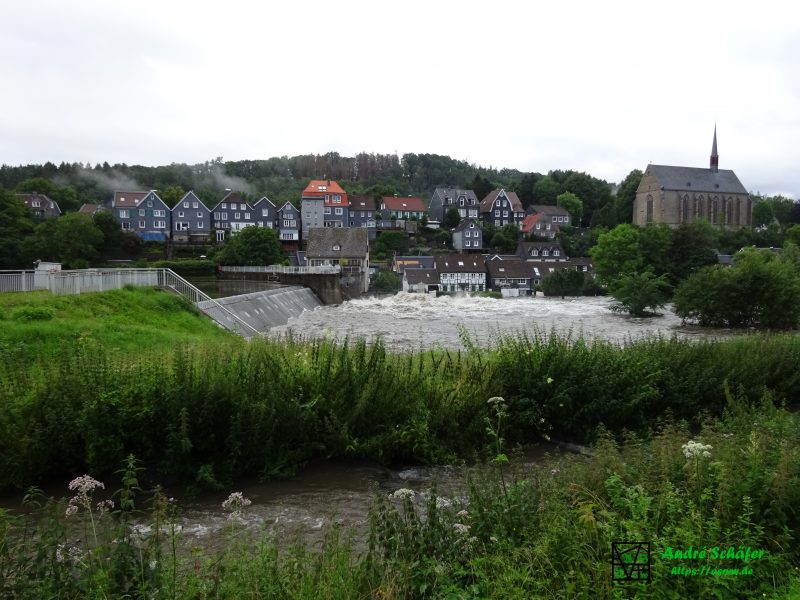 Tosendes Hochwasser vor der Kulisse der Beyenburger Altstadt