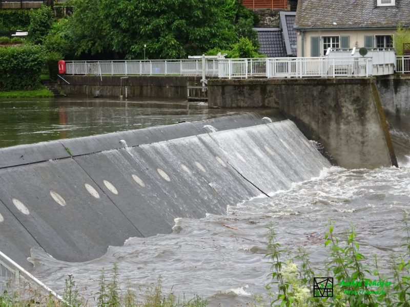 Beim Hochwasser läuft nur wenig Wasser über den Damm