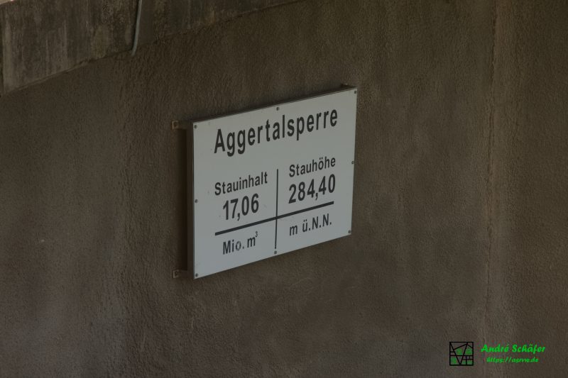Auf einer weißen Tafel an der Staumauer steht der Name der Talsperre, ihr max. Stauinhalt (17,06 Mio. Kubikmeter) und ihre max. Stauhöhe (284,40 m ü. NN)