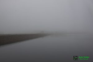 Links erkennt man den Beverdamm von der Wasserseite, der zur Bildmitte hin mehr und mehr im Nebel verschwimmt