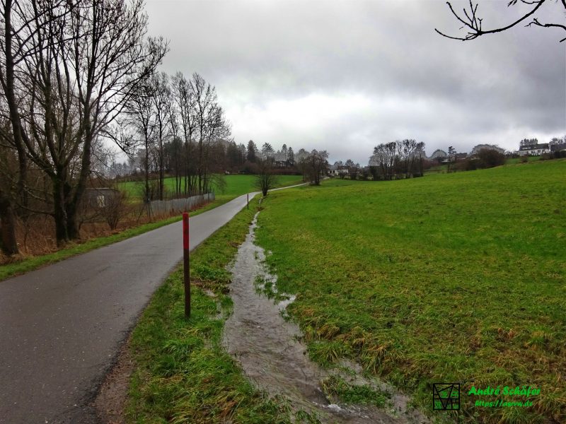 Quasi im Straßengraben tritt nach langem Regen der sonst kaum sichtbare Oberönkfelder Bach zutage