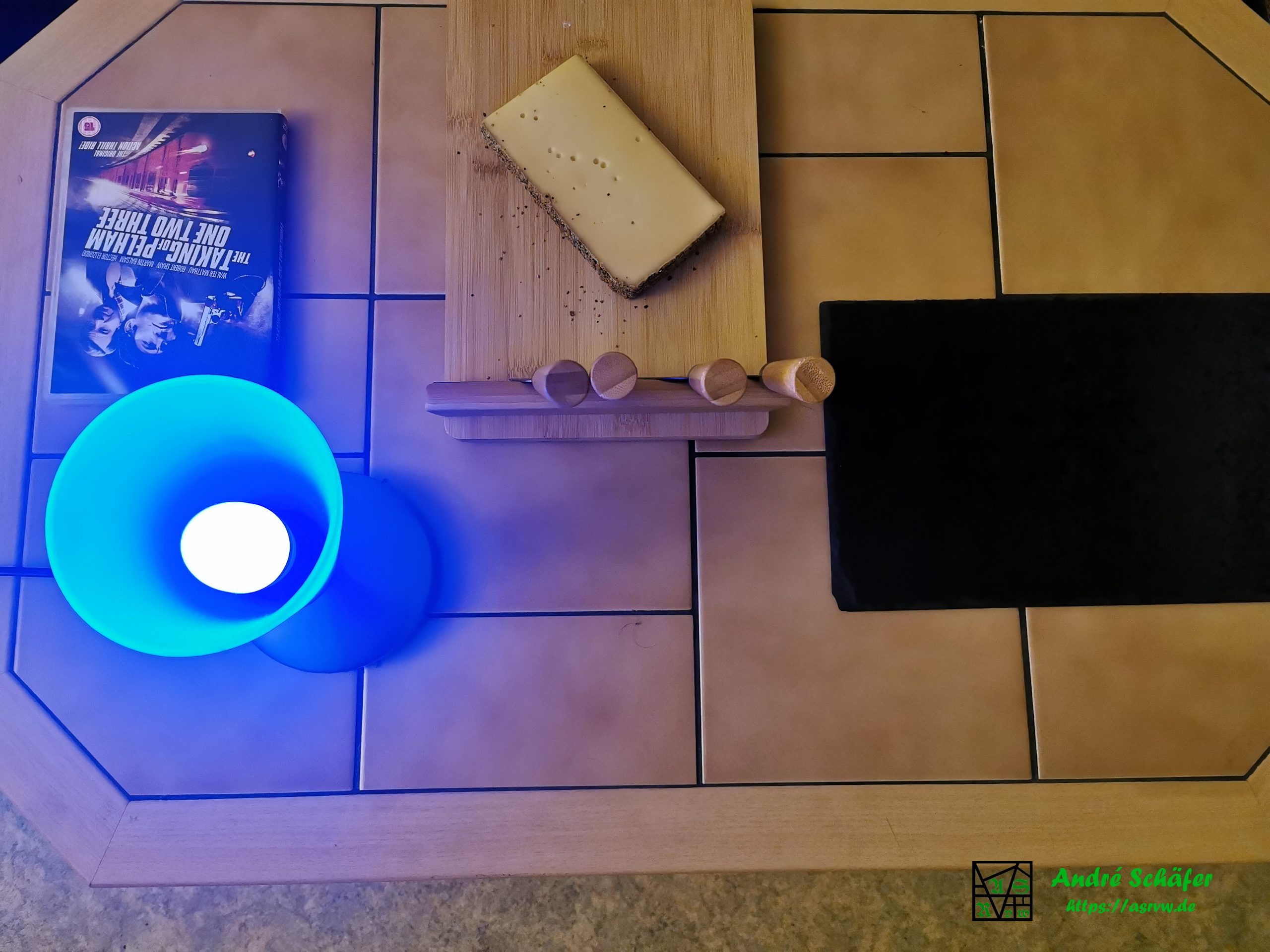 Eine blau leuchtende Tischlampe auf einem Wohnzimmertisch